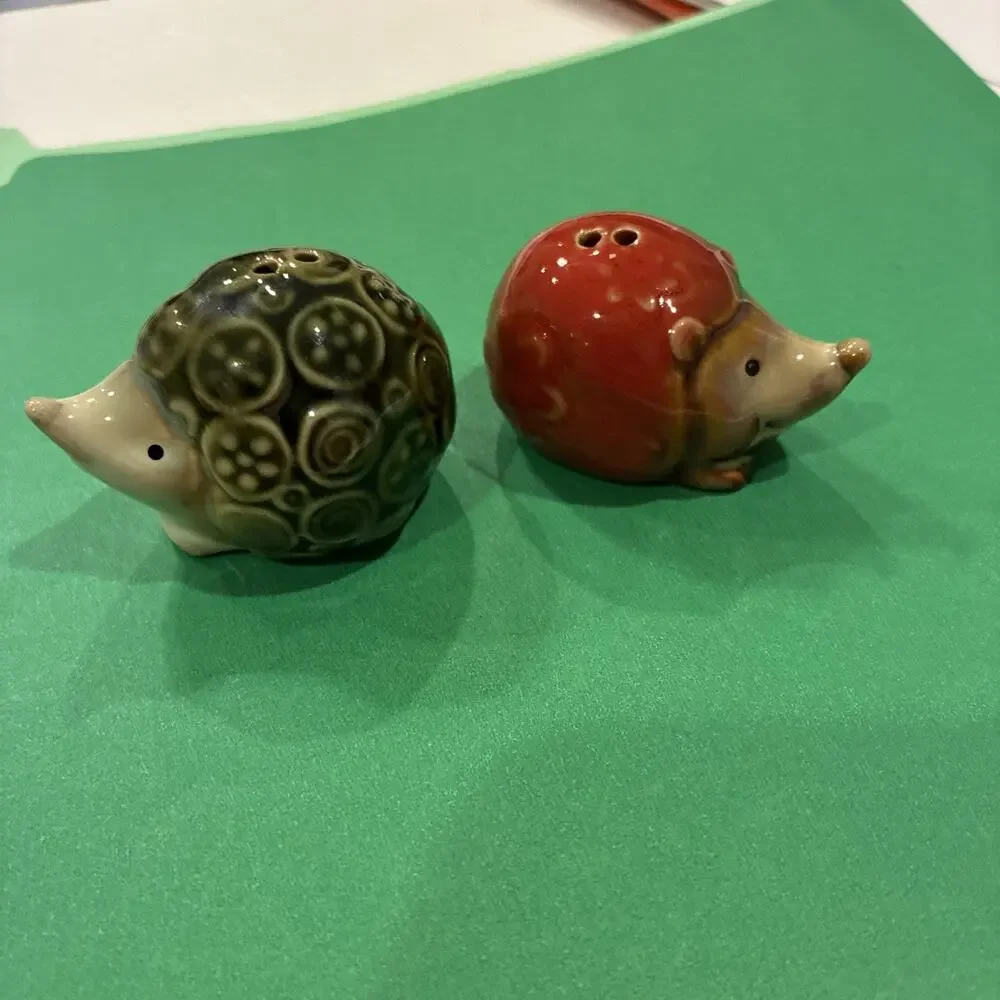 Vintage Hedgehog Salt Pepper Shakers Red Green Floral Swirl Mini 2